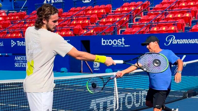 JAIME CORTÉS FIGURA EN EL ABIERTO MEXICANO APOYANDO A STEFANOS TSITSIPAS