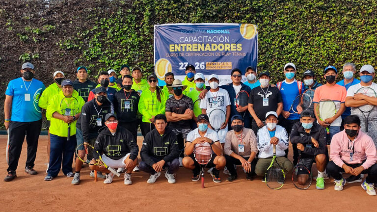 ESTADO DE MÉXICO: LUIS FLORES CON ENTRENADORES MEXIQUENSES EN CURSO DE PLAY TENNIS SIENDO LA FIGURA MARCELA ARROYO