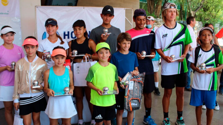 CAMPEONES DEL GRADO III DE NUEVO LEÓN LUCEN SUS TROFEOS