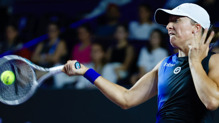 SWIATEK COMO PEZ EN EL AGUA EN CANCUN Y VA POR EL CETRO DEL WTA FINALS